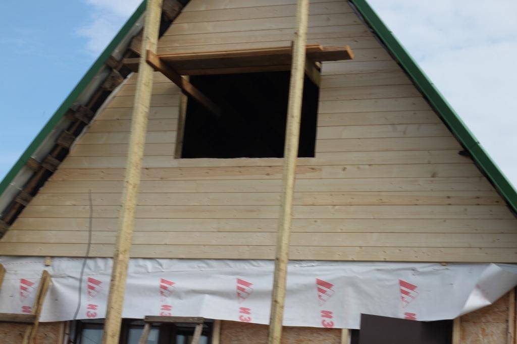 Деревянный дом: как зашить фронтон