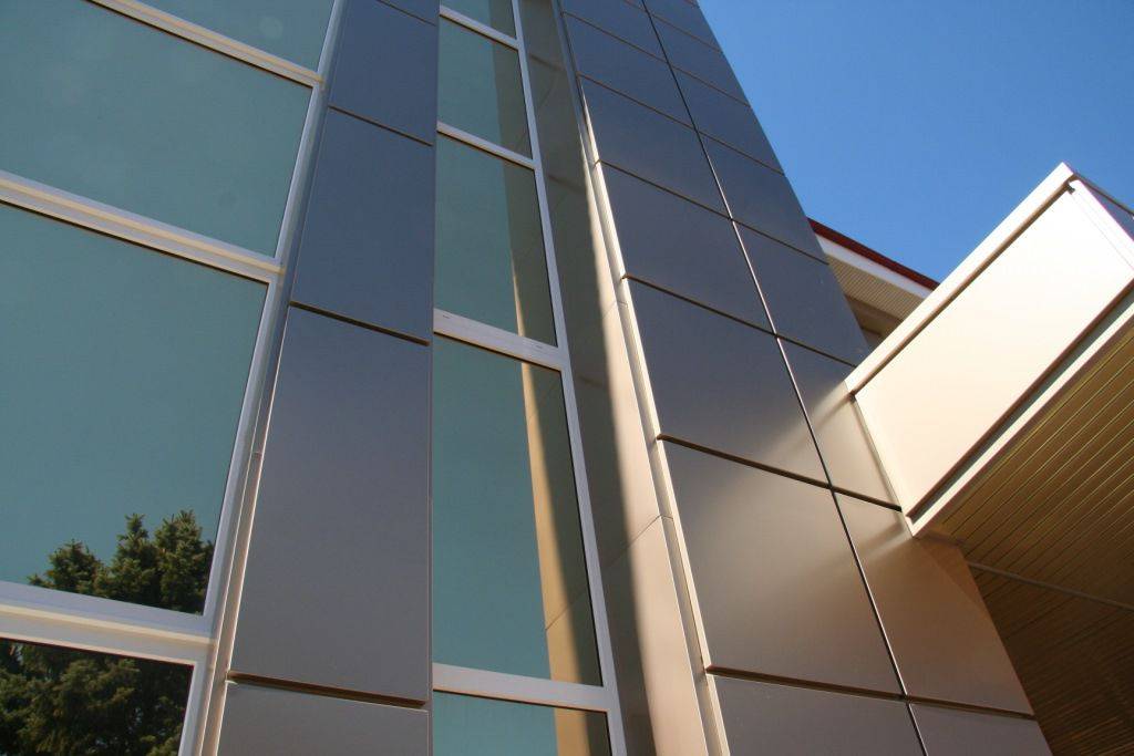 Технология облицовки при помощи композитных фасадных панелей + устройство навесного вентилируемого фасада