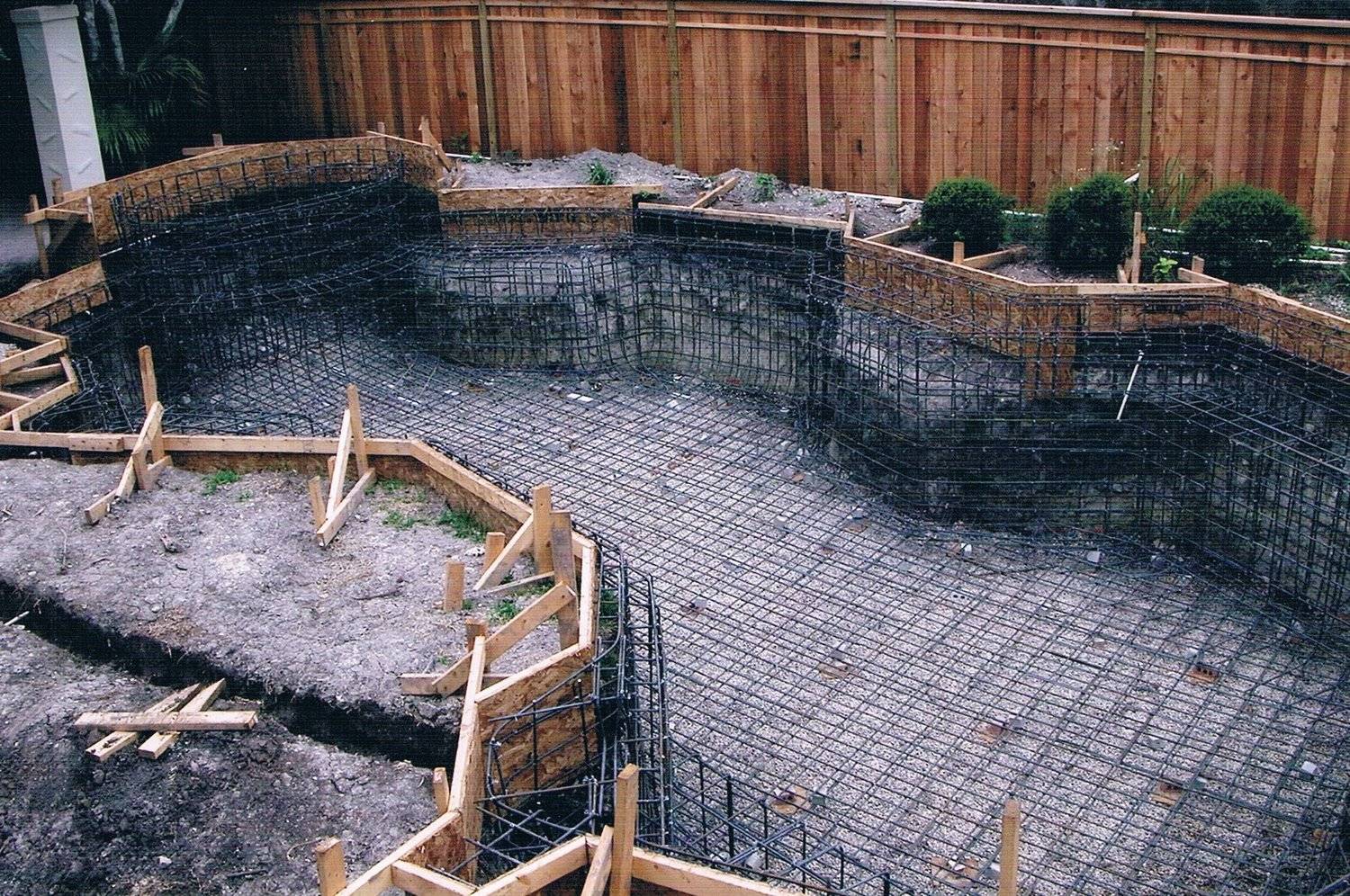 Бассейн своими руками из бетона: расчеты перед строительством бетонной чаши, пошаговая инструкция, как залить заглубленный, построить на поверхности, фото