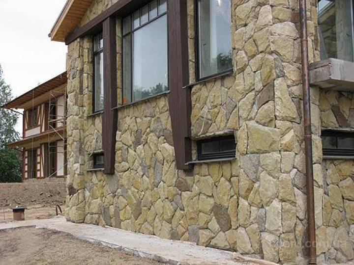 Технология облицовки фасада частного дома натуральным и декоративным камнем