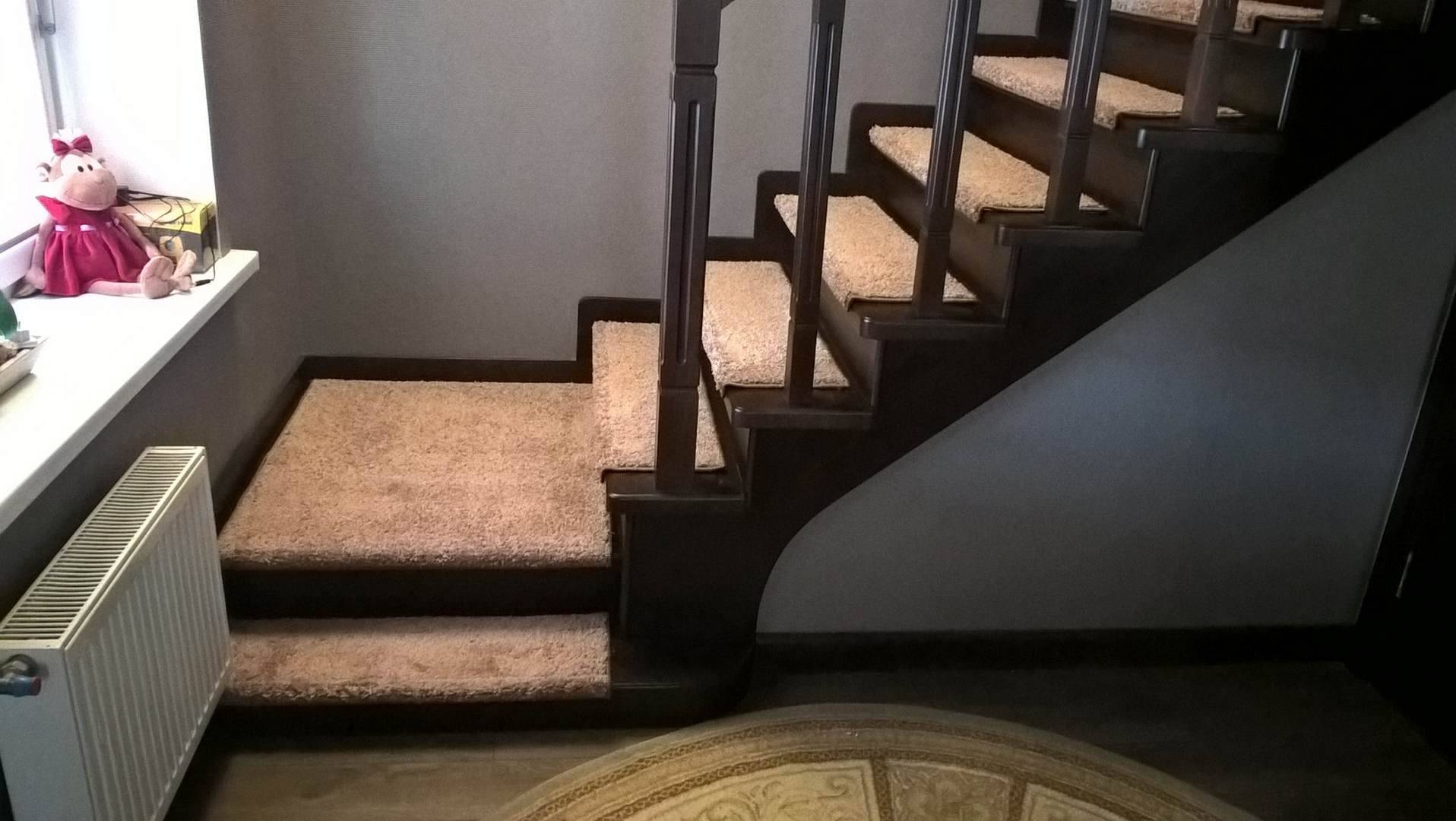 Особенности использования ковровых накладок на ступени лестницы