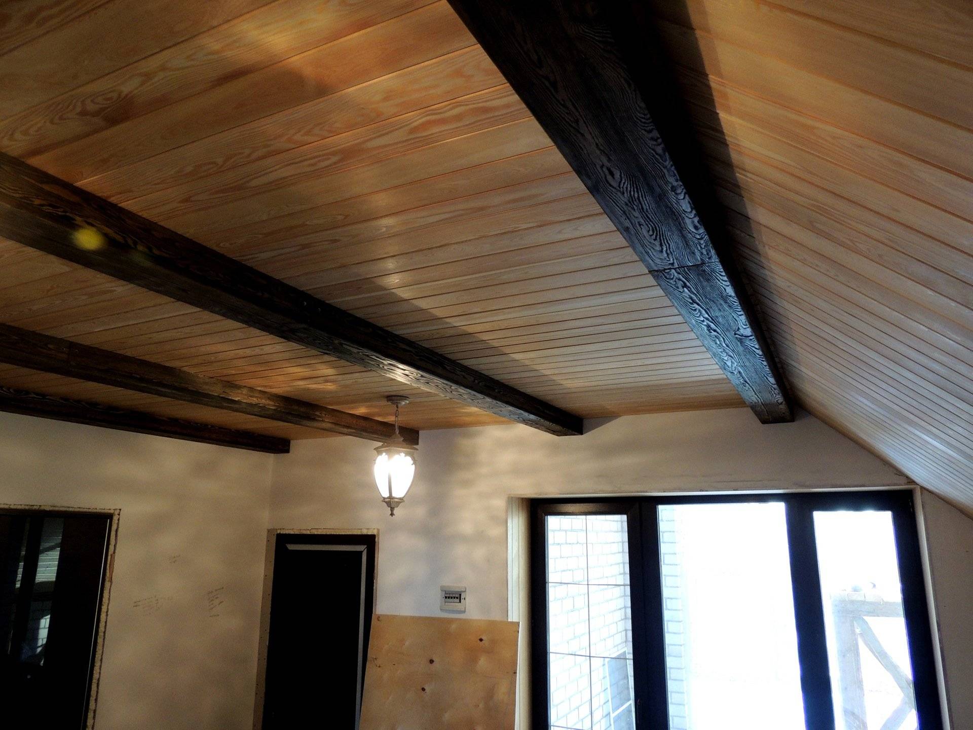 Как сделать потолок в деревянном доме правильно: видео-инструкция по монтажу своими руками и фото