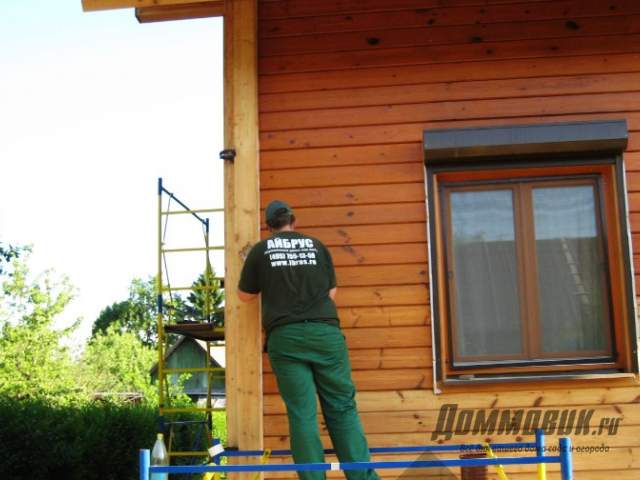 Покраска деревянного дома. какой краской покрасить деревянный дом снаружи