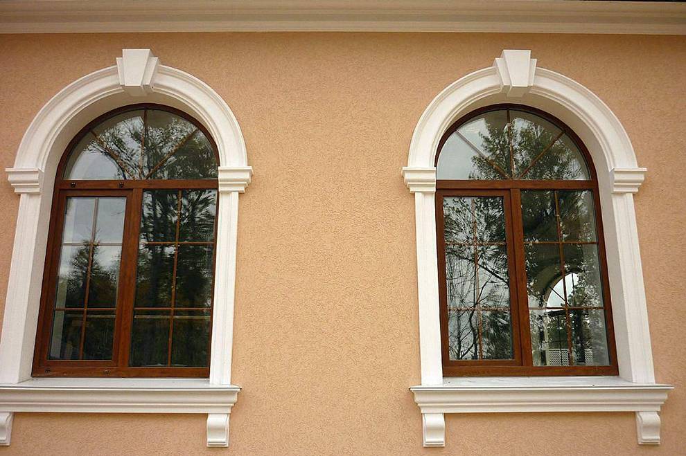 Красивое обрамление окон —  оригинальное украшение фасада