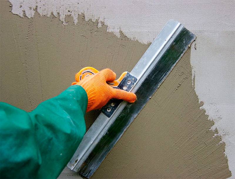 Фасадная шпаклевка для наружных работ: водостойкая под покраску стен по штукатурке и бетону, морозостойкая старатели, цементная церезит
