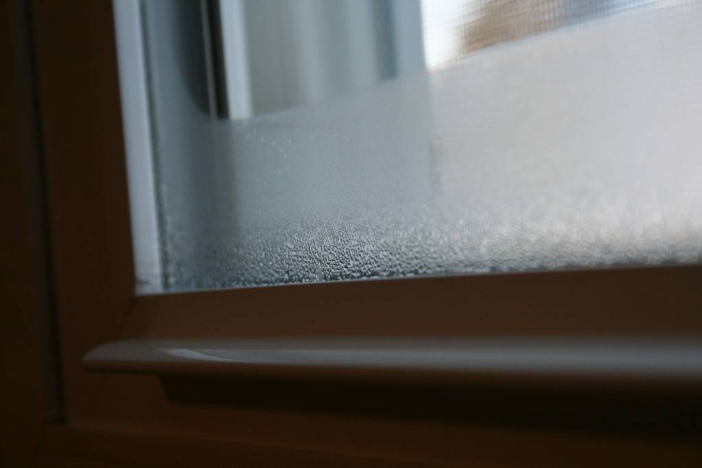 Почему потеют пластиковые окна в квартире изнутри и как с этим бороться?