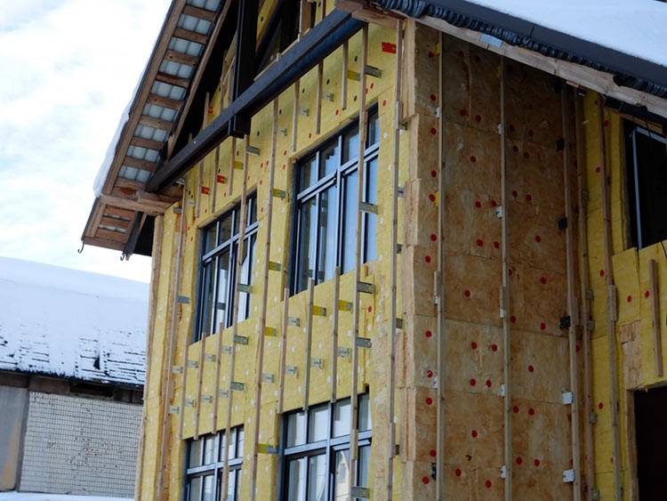 Можно ли утеплить деревянный дом пенопластом?