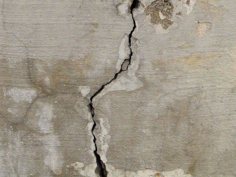 После штукатурки стен появились трещины – что делать с такой проблемой