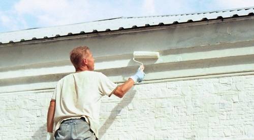 Технология покраски наружных стен фасада дома по цементной штукатурке: фото и видео этого малярного процесса