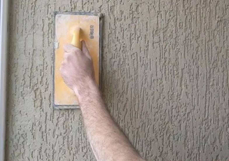 Оштукатуривание стен снаружи и внутри дома