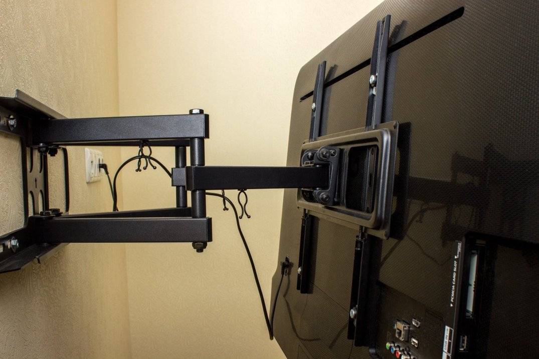Как правильно повесить телевизор на стену с кронштейном и без своими руками