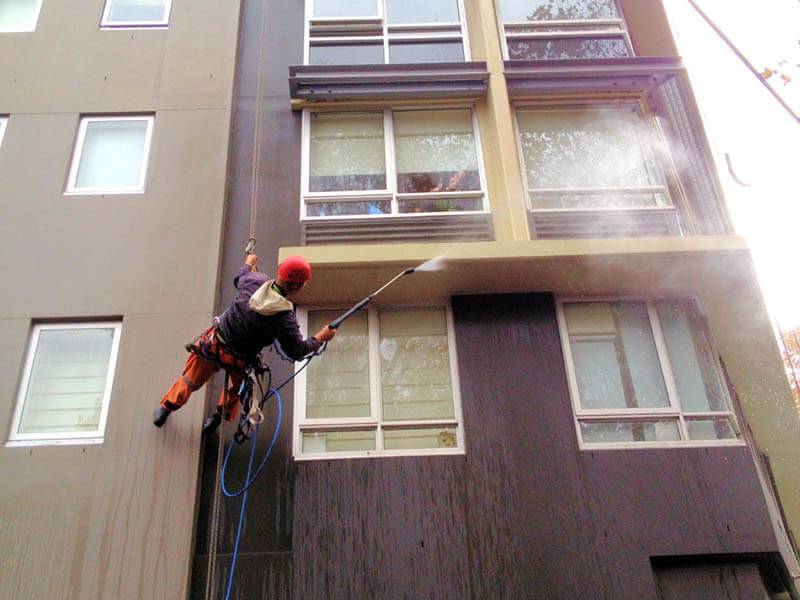 Мытьё фасадов зданий: выбираем оборудование и средства для очистки