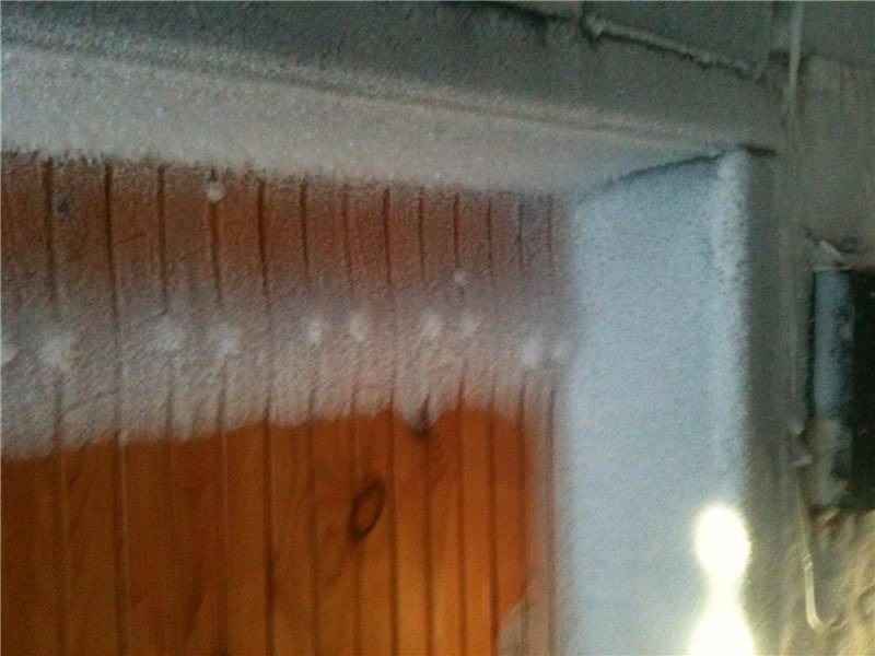Почему замерзают и запотевают окна на балконе зимой: выявление причины и методы решения проблемы