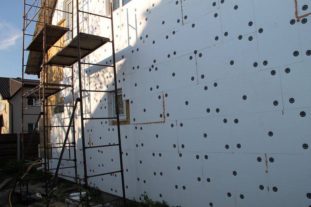 Пенопласт для утепления стен снаружи: как лучше провести технологию утепления своими руками, какой толщины выбрать пенопласт, виды утеплителя для бетонной или кирпичной стены