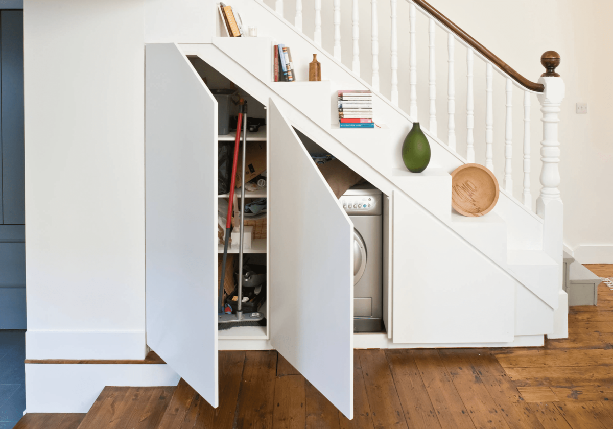 Оформление пространства под лестницей в доме: 22 идеи + фото