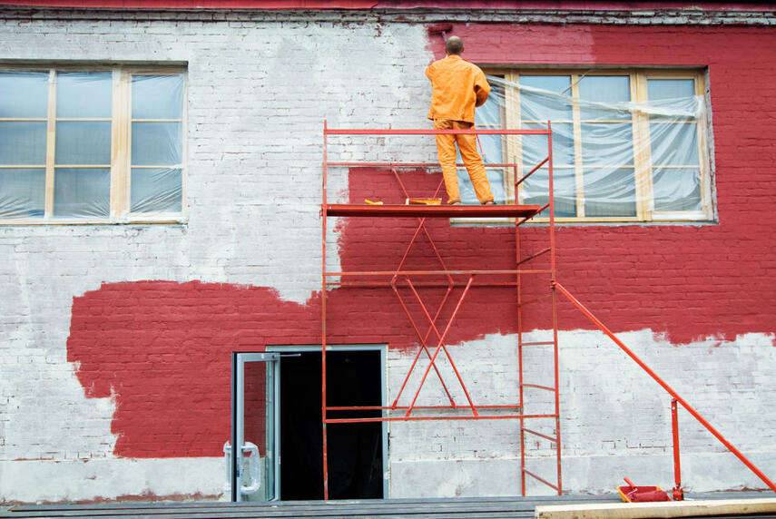 Водоэмульсионная краска для наружных работ: окраска фасада частного дома