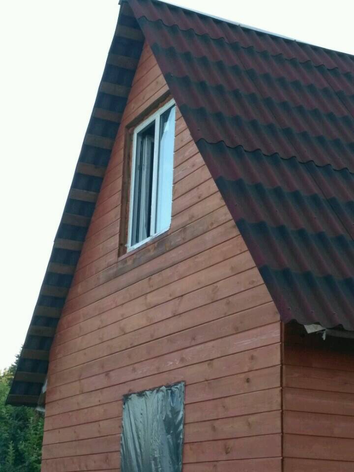 Покраска фронтона деревянного дома - большая стройка