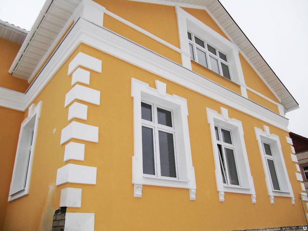 Покрасить фасад дома: правила нанесения краски, критерии ее выбора