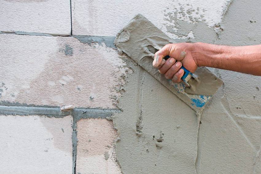 Как штукатурить пеноблок: как правильно своими руками нанести защитный слой на стены снаружи дома и внутри помещения?