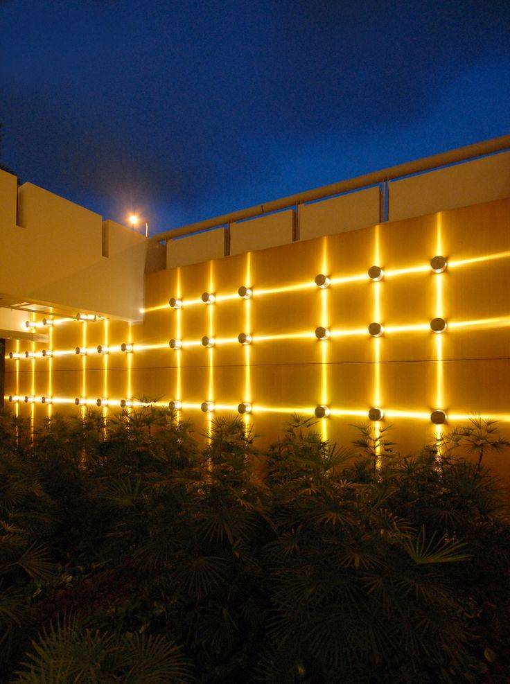 Светодиодные светильники – прекрасный способ осветить фасад здания
