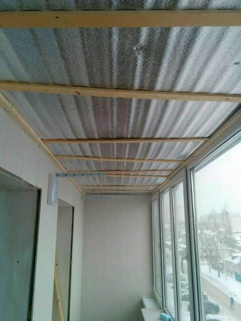 Из чего сделать потолок на балконе - варианты