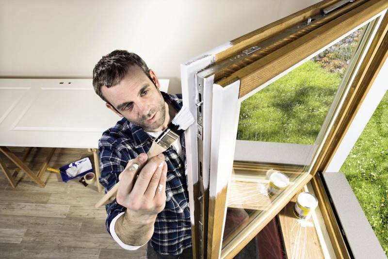 Как и чем лучше красить деревянные окна снаружи и изнутри? советы, пошаговая инструкция