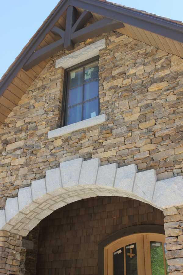 Как произвести отделку фасада дома камнем и штукатуркой + фото частных домов