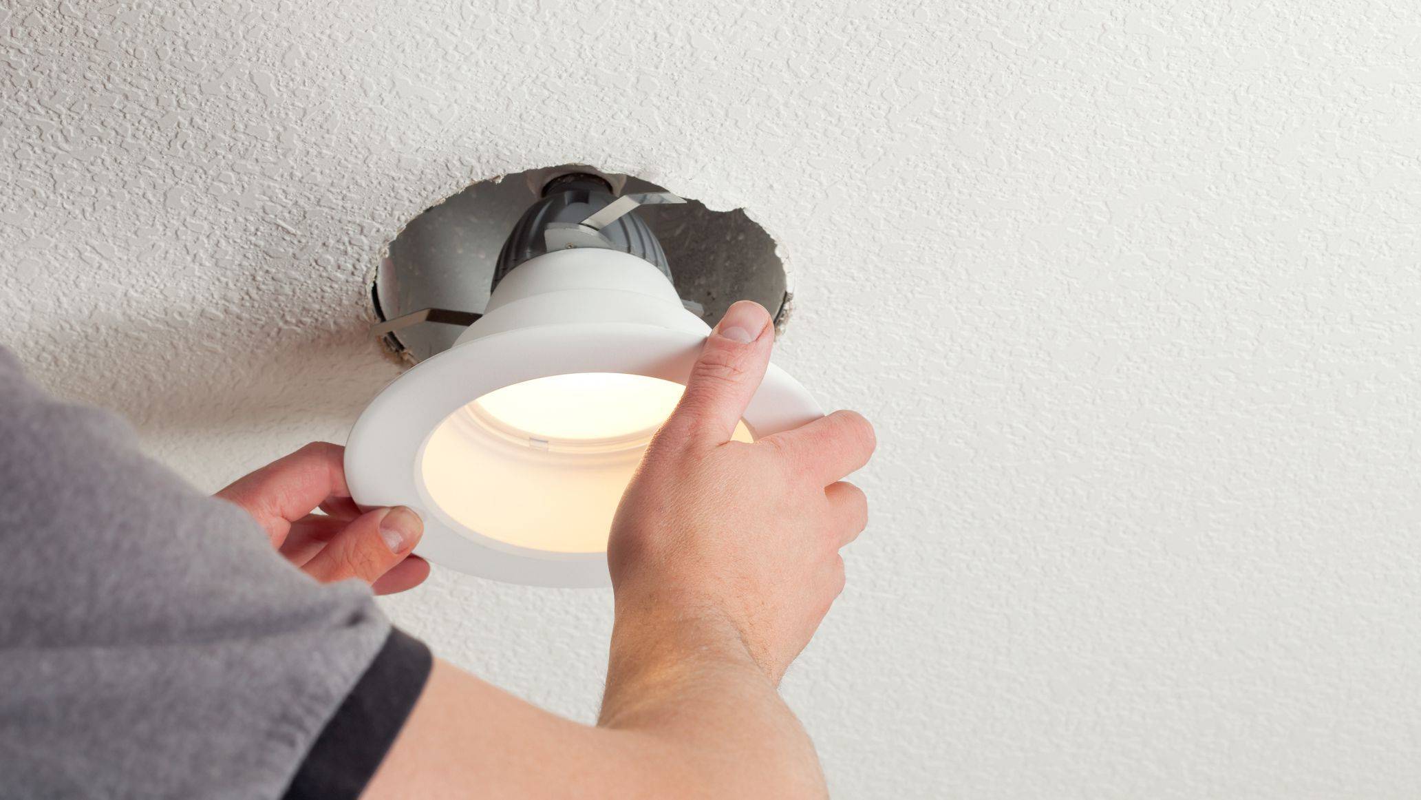 Точечные светильники для гипсокартонных потолков -разновидности и правила монтажа