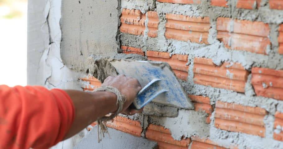 Как заштукатурить стену из кирпича: выбор состава и технология нанесения