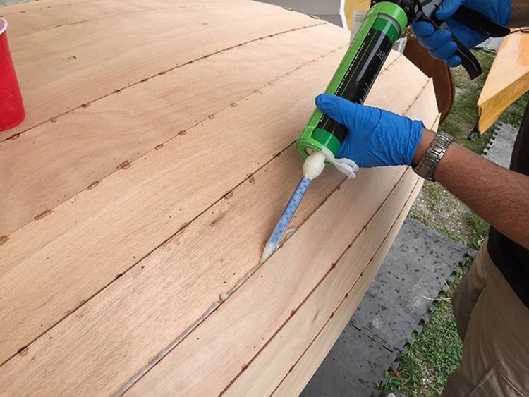 Герметик для дерева: использование для заделки швов между бревнами деревянного дома или сруба, какой лучше для работ своими руками