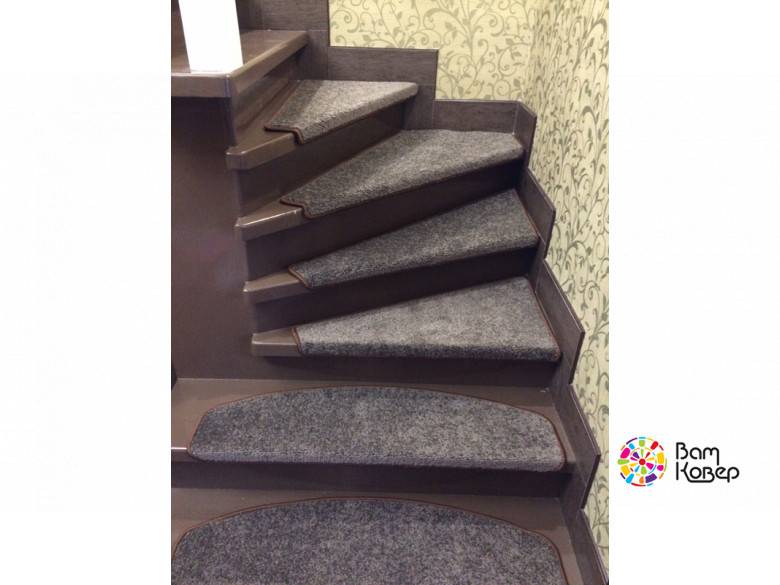Ковролин на лестницу: как обшить деревянные, бетонные и металлические ступени, фото