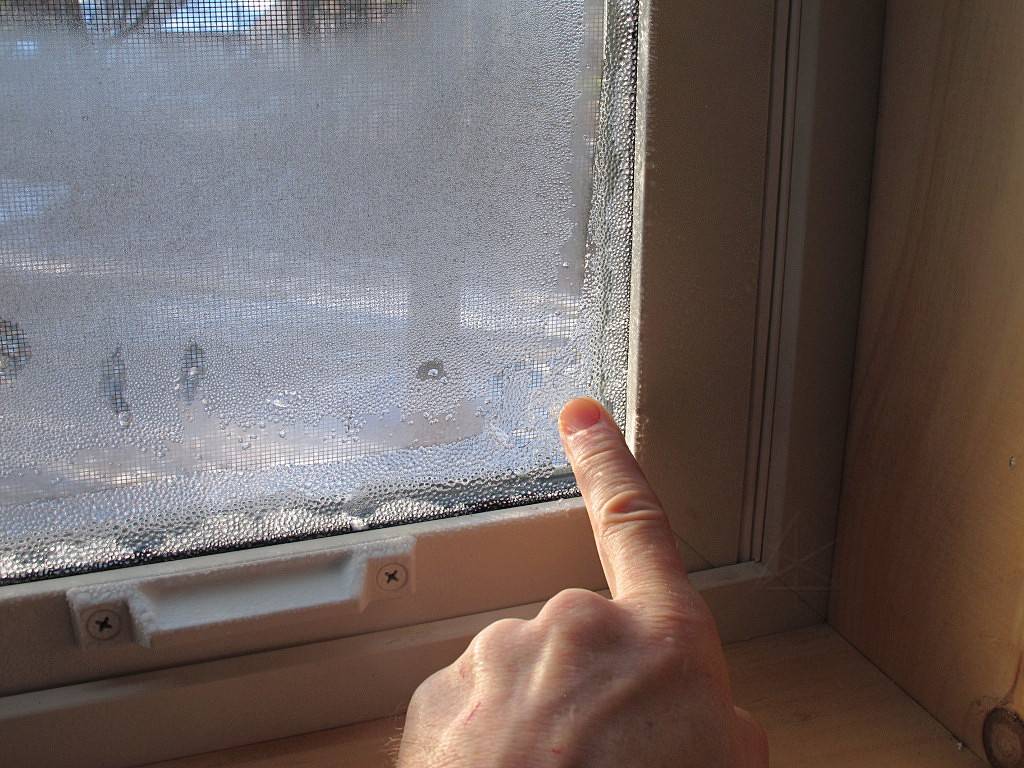 Почему потеют пластиковые окна изнутри в квартире или доме