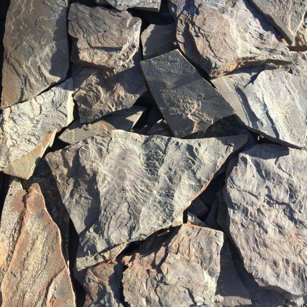 Натуральный и искусственный камень для отделки интерьера: разновидности материала, главные преимущества