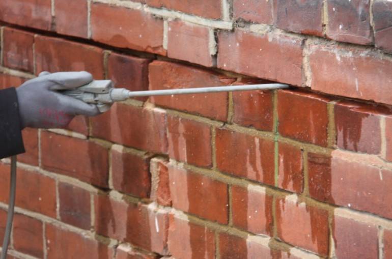 Простая заделка трещин в кирпичных и бетонных стенах: пошаговая инструкция