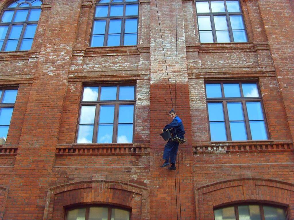 Очистка зданий. Высолы на фасаде. Высолы на фасаде здания. Восстановление старого здания. Реставрация кирпичных зданий.