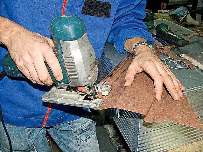 Чем резать виниловый сайдинг при проведении работ по сборке покрытия | mastera-fasada.ru | все про отделку фасада дома
