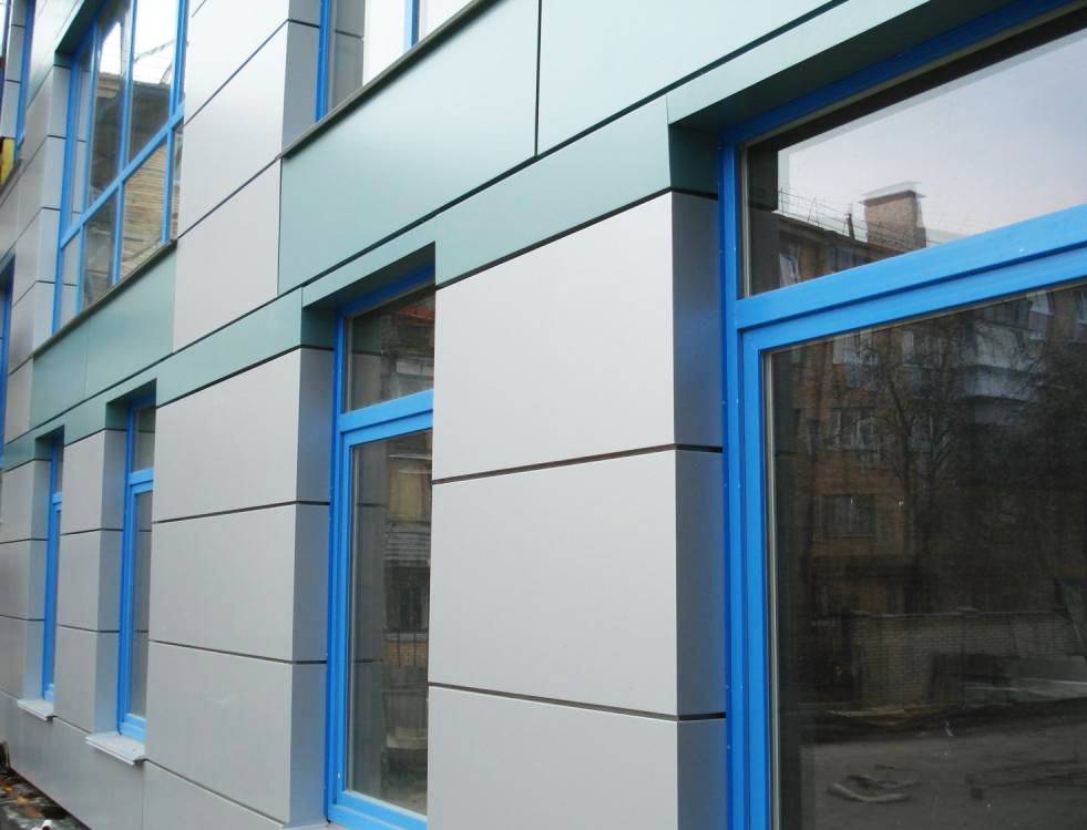 Устройство вентилируемых фасадов с облицовкой панелями из композитных материалов