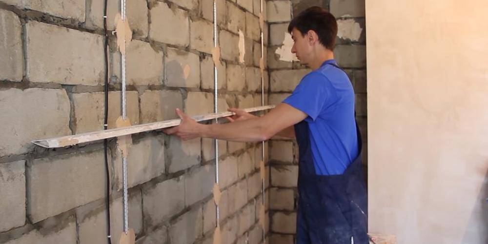 Выравнивание стен штукатуркой своими руками без маяков: как сделать ровно