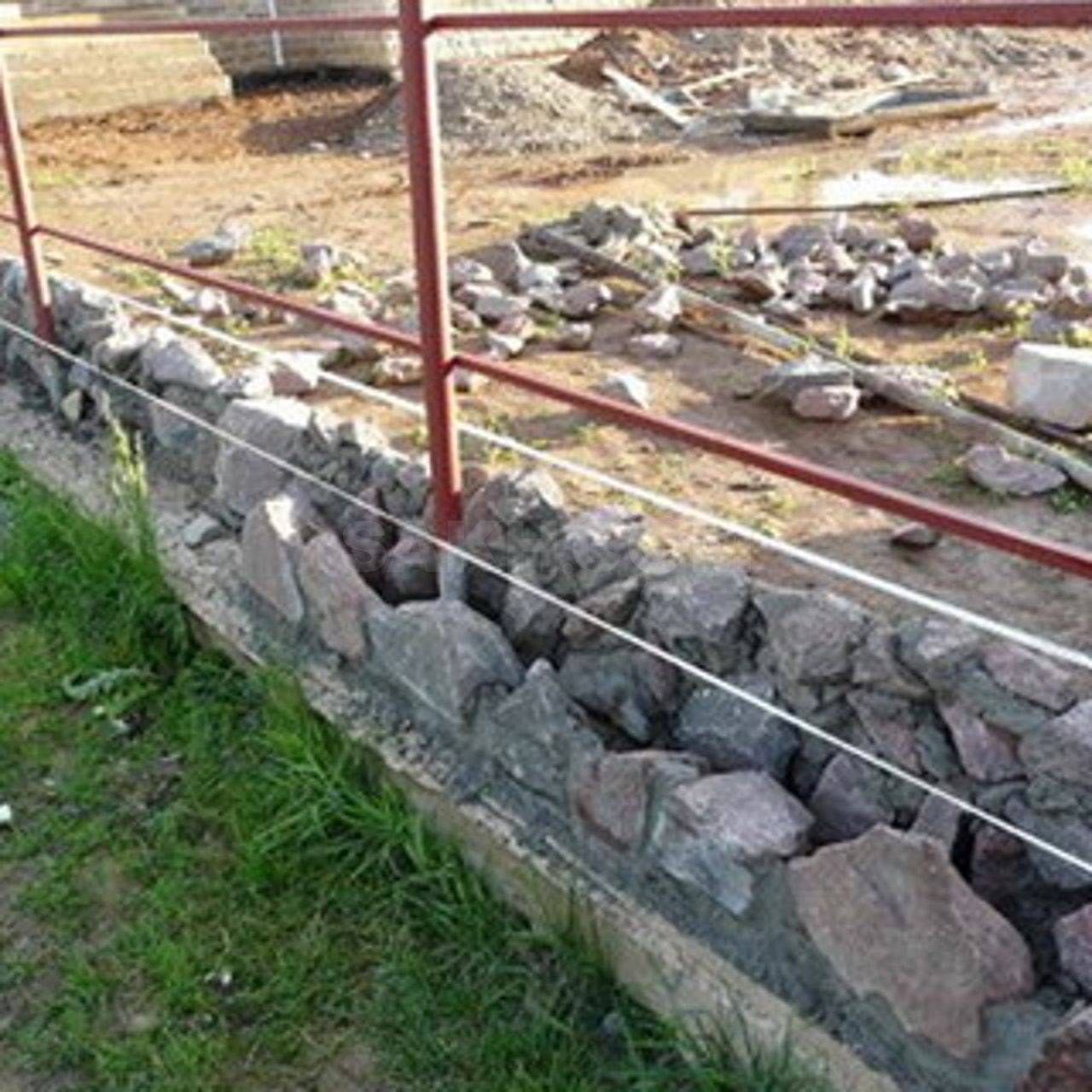 Забор из камня своими руками: 23 фото