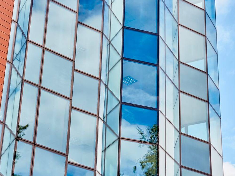 Стеклянные фасады для кухни из закаленного стекла: причины установки и интересный дизайн