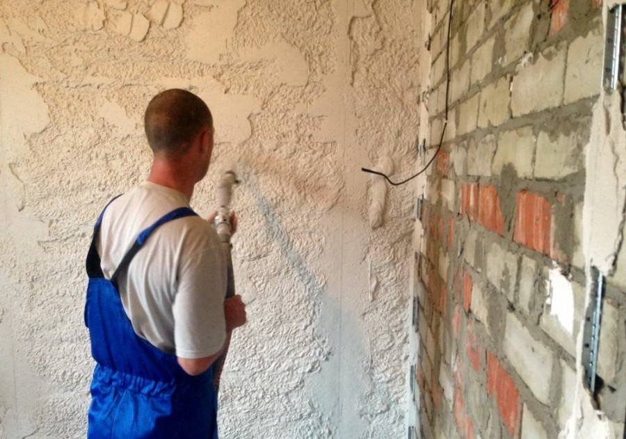 Как выполнить штукатурку стен по маякам