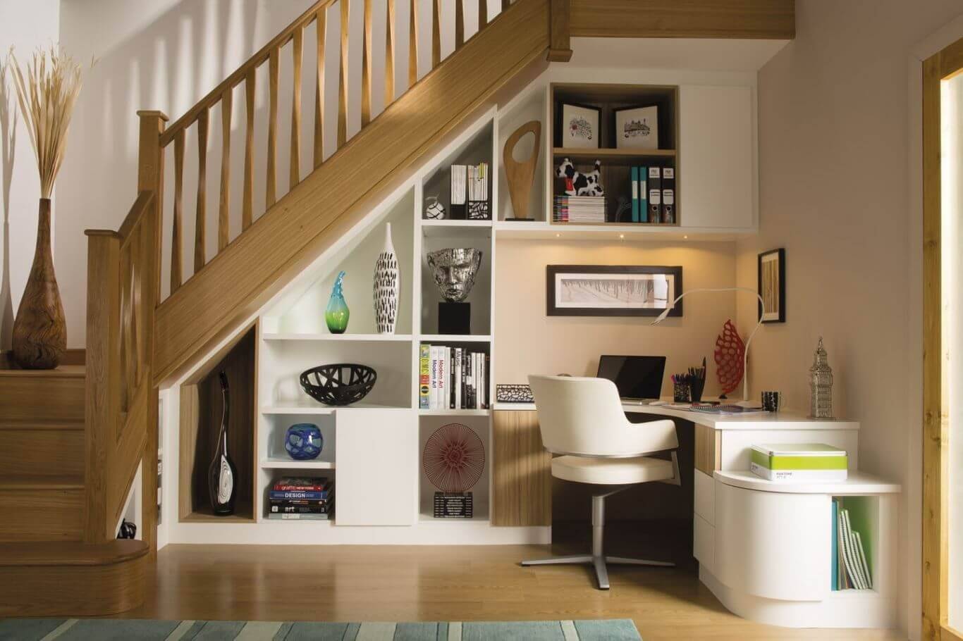 Варианты оборудования пространства под лестницей фото: кухня, встроенный шкаф купе и другие варианты