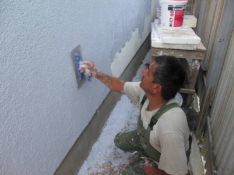 Перетирка штукатурки - ремонт поврежденных участков стены