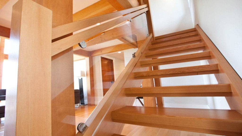 Лестница для дома: загородного, дачного, самая удобная, деревянная, критерии выбора, варианты дизайна, особенности эксплуатации и ухода