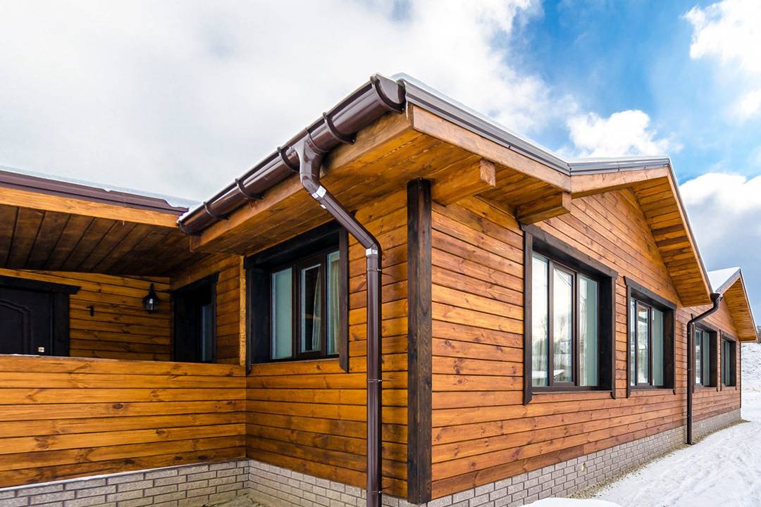 Какой материал лучше для облицовки фасада деревянного дома?