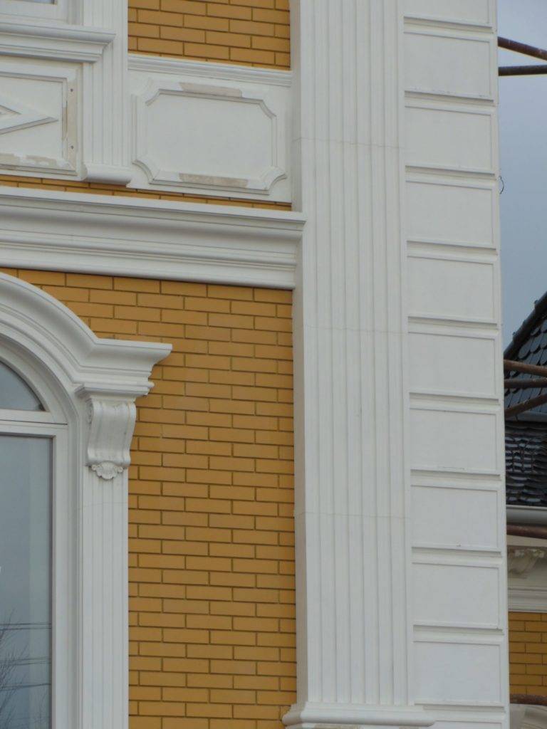 Фасадный декор из пенопласта с покрытием - отделка