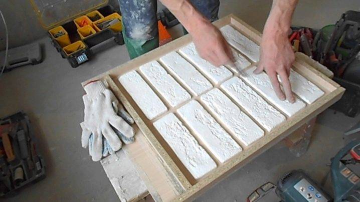 Форма для изготовления декоративного камня — силиконовые, полиуретановые, пластмассовые, из гипса: особенности и как сделать своими руками?