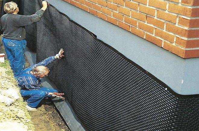 Гидроизоляция стен: инструкция по работе снаружи и изнутри, рекомендации