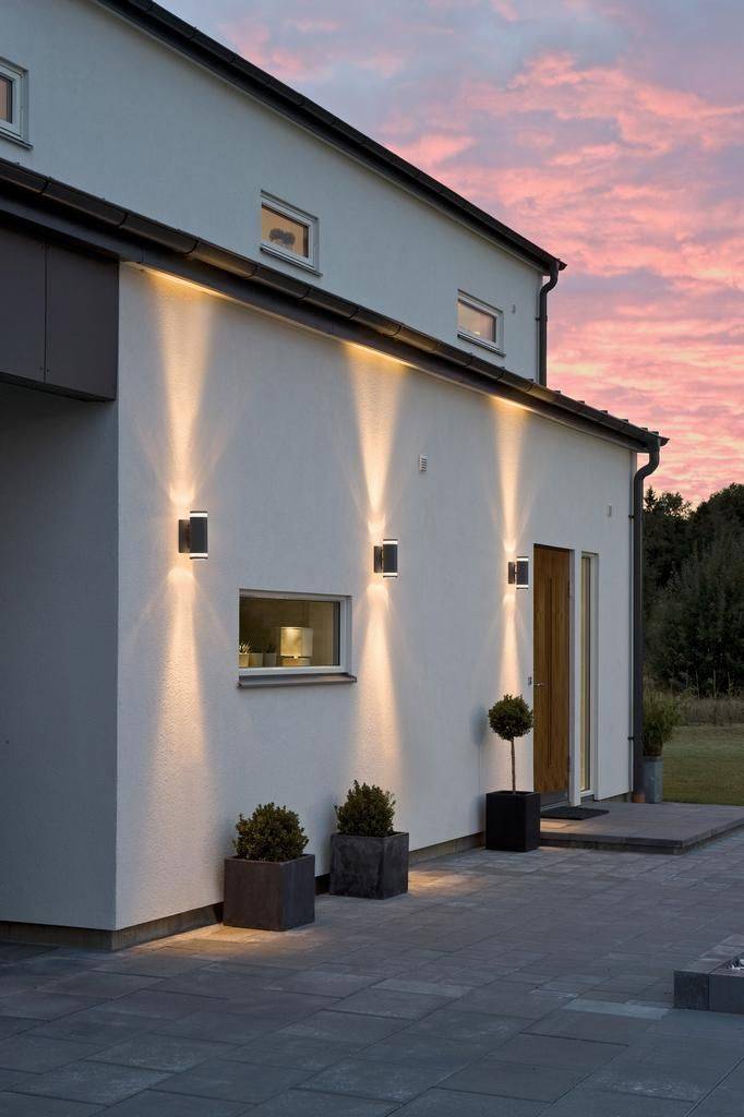 Освещение фасада частного дома: основные виды и приемы подсветки