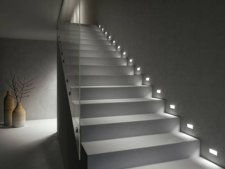 «умная» подсветка лестницы и зачем она вам нужна: фото и примеры